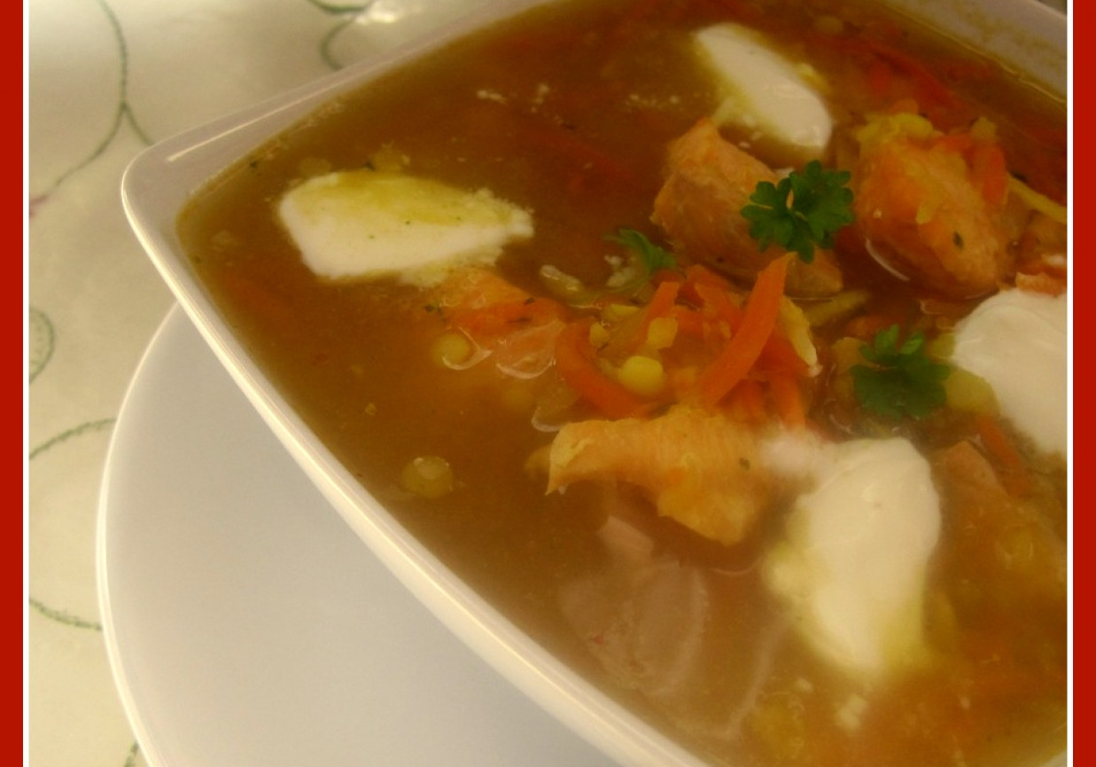 Pikantna zupa rybna z łososia, czerwonej soczewicy i warzyw foto