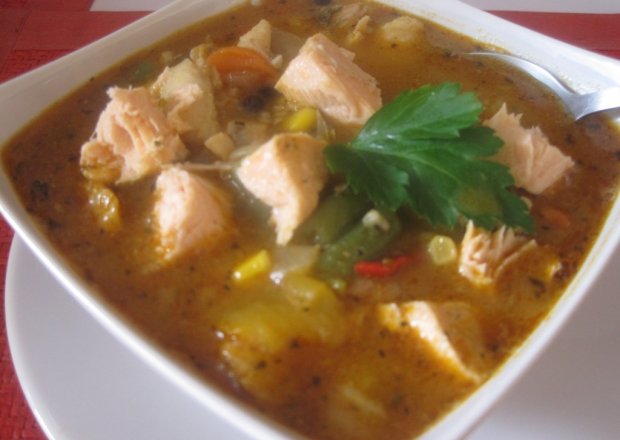 Fotografia przedstawiająca Pikantna zupa rybna z ryb mieszanych i warzyw