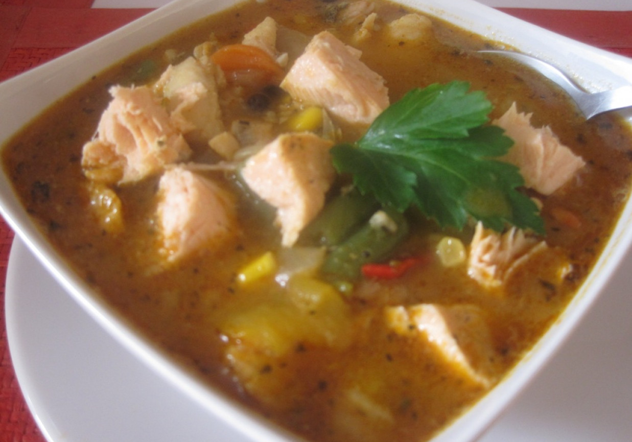 Pikantna zupa rybna z ryb mieszanych i warzyw foto