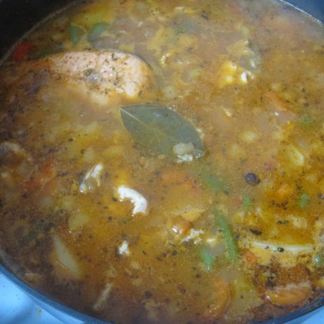 Krok 3 - Pikantna zupa rybna z ryb mieszanych i warzyw foto