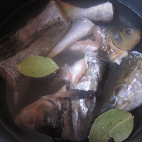 Krok 1 - Pikantna zupa rybna z ryb mieszanych i warzyw foto