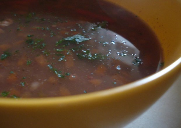 Fotografia przedstawiająca Pikantna zupa z boczkiem, czerwoną fasolą i warzywami