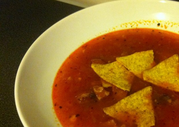 Fotografia przedstawiająca Pikantna zupa z chorizo nachosami