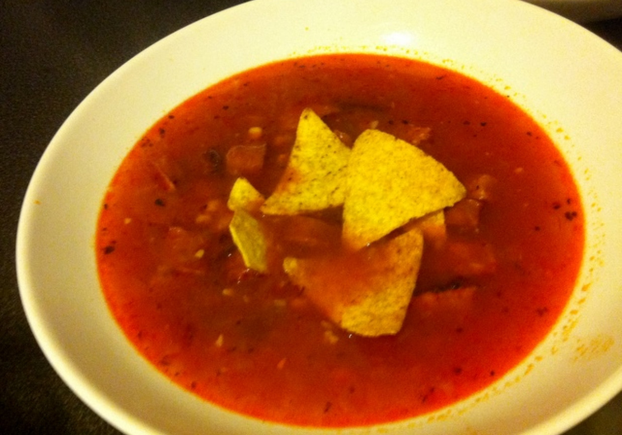 Pikantna zupa z chorizo nachosami foto