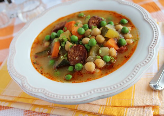 Fotografia przedstawiająca Pikantna zupa z ciecierzycą, groszkiem i chorizo