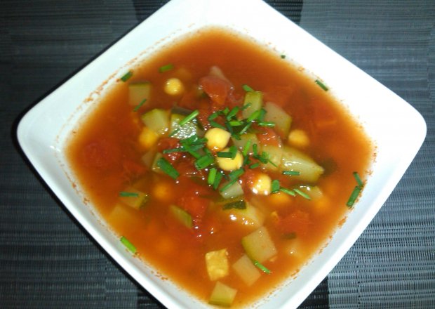 Fotografia przedstawiająca Pikantna zupa z ciecierzycy i cukini