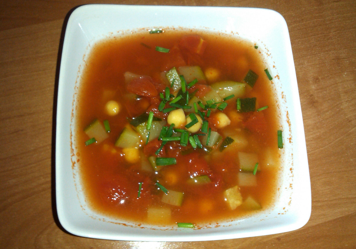 Pikantna zupa z ciecierzycy i cukini foto