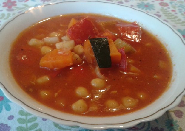 Fotografia przedstawiająca Pikantna zupa z cieciorką