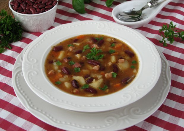 Fotografia przedstawiająca Pikantna zupa z czerwoną fasolą