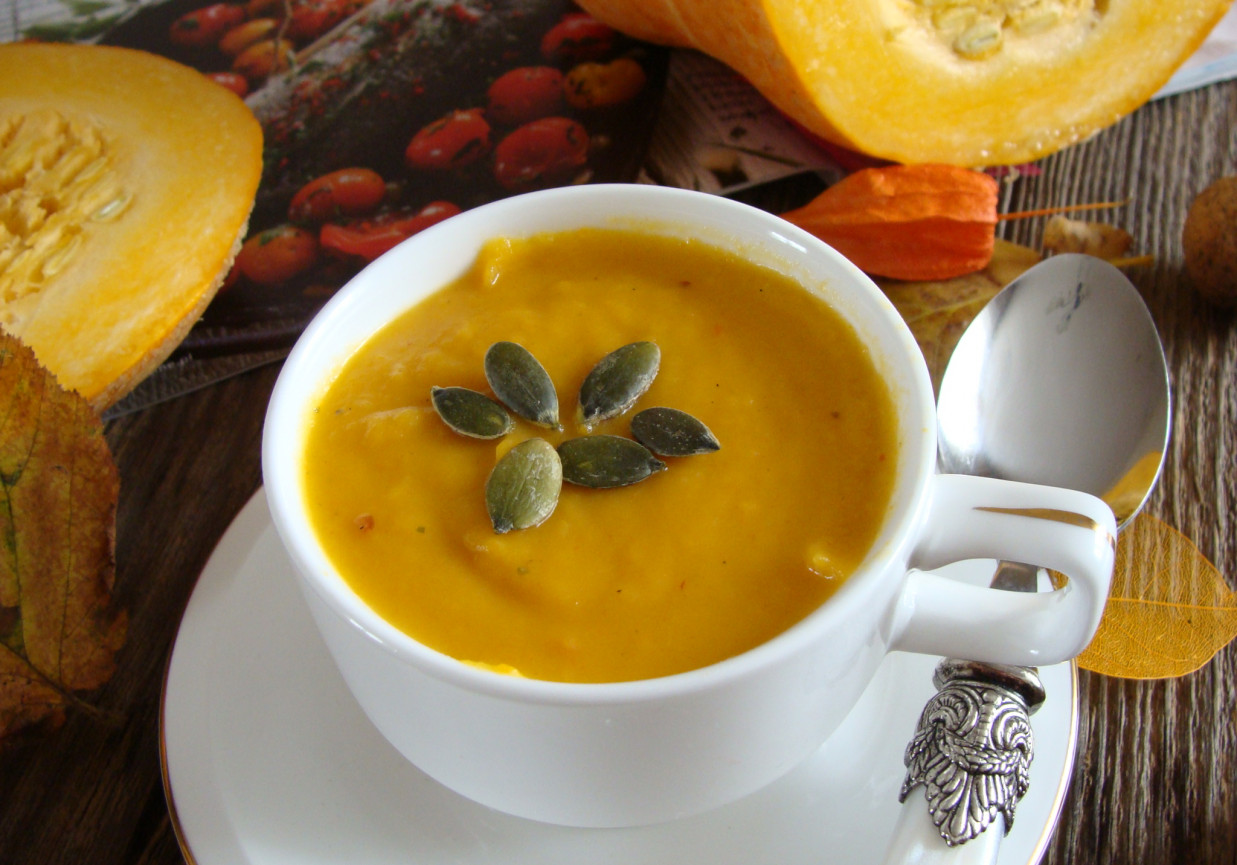 Pikantna zupa z dyni i chili foto