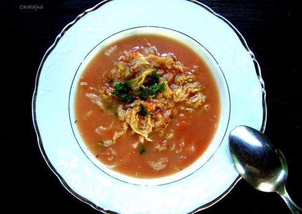 Fotografia przedstawiająca pikantna zupa z kapustą pekińską