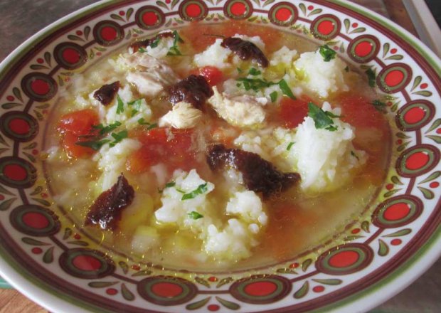 Fotografia przedstawiająca Pikantna zupa z kuchni gruzińskiej