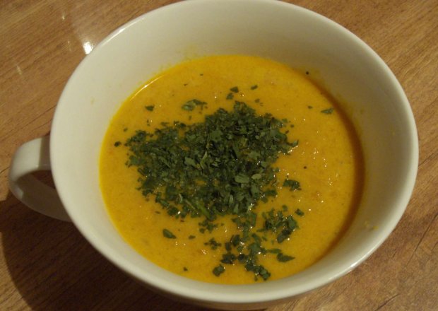 Fotografia przedstawiająca Pikantna zupa z marchwi
