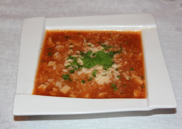 Fotografia przedstawiająca Pikantna zupa z mięsem mielonym