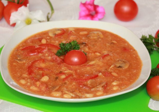 Fotografia przedstawiająca Pikantna zupa z mięsem mielonym i pieczarkami