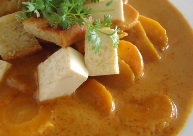 Fotografia przedstawiająca Pikantna zupa z mleczkiem kokosowym i tofu