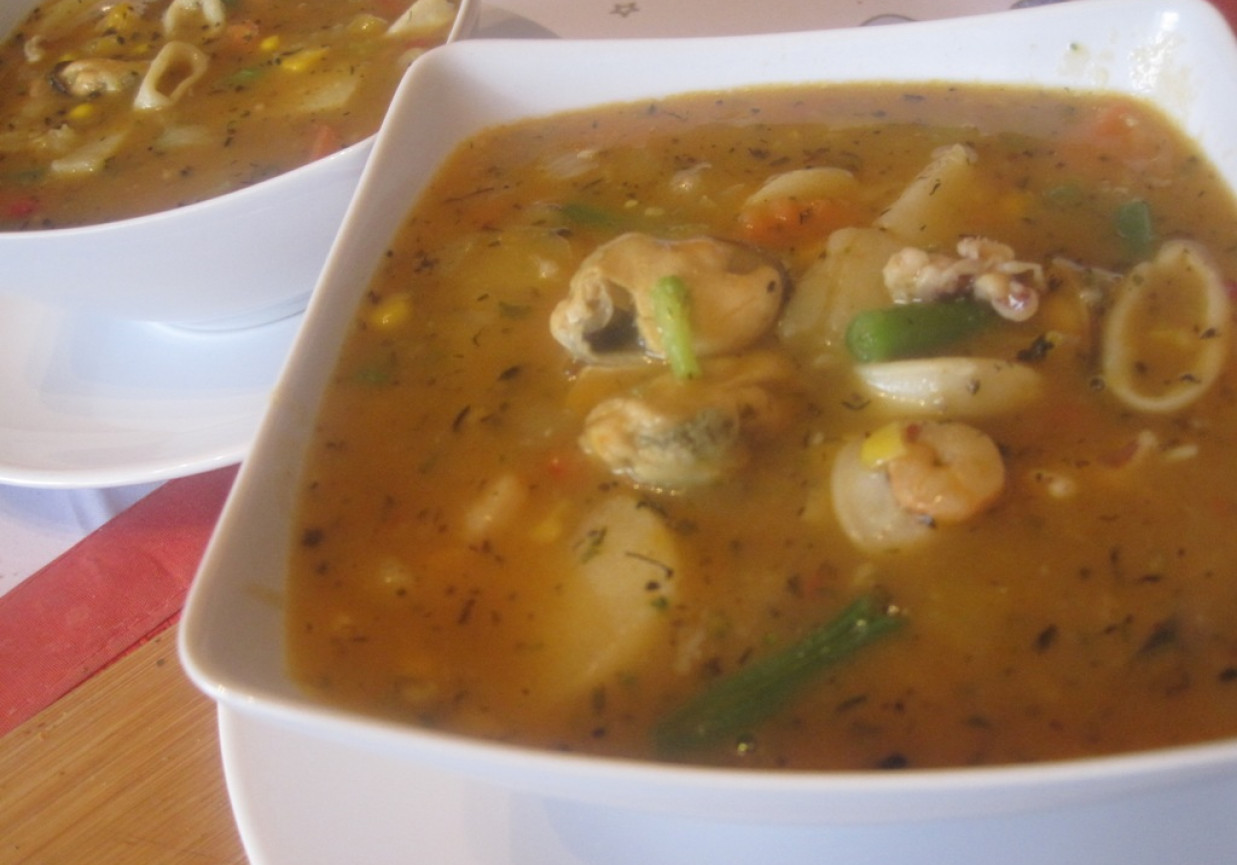 Pikantna zupa z owocami morza﻿ i warzywami foto