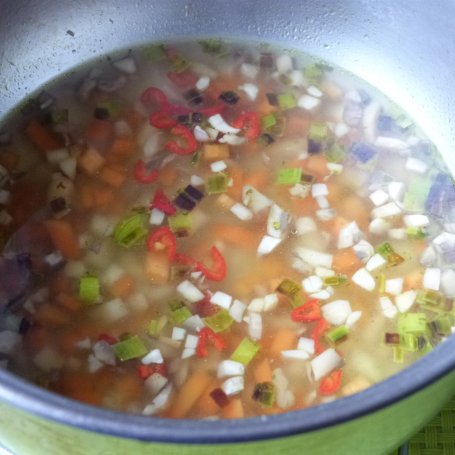 Krok 5 - Pikantna zupa z serkiem topionym  foto