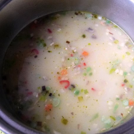 Krok 6 - Pikantna zupa z serkiem topionym  foto