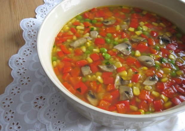 Fotografia przedstawiająca Pikantna zupa z soczewicą i pieczarkami