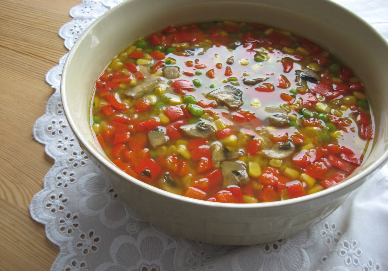 Pikantna zupa z soczewicą i pieczarkami foto