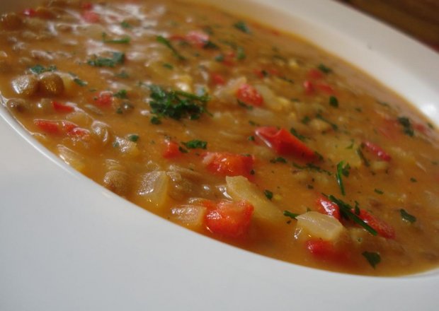 Fotografia przedstawiająca Pikantna zupa z soczewicy