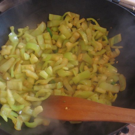 Krok 1 - Pikantne aromatyczne leczo z dziczyzną i białą papryką foto