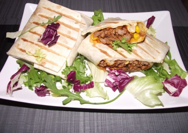 Fotografia przedstawiająca Pikantne burrito z mięsem i warzywami