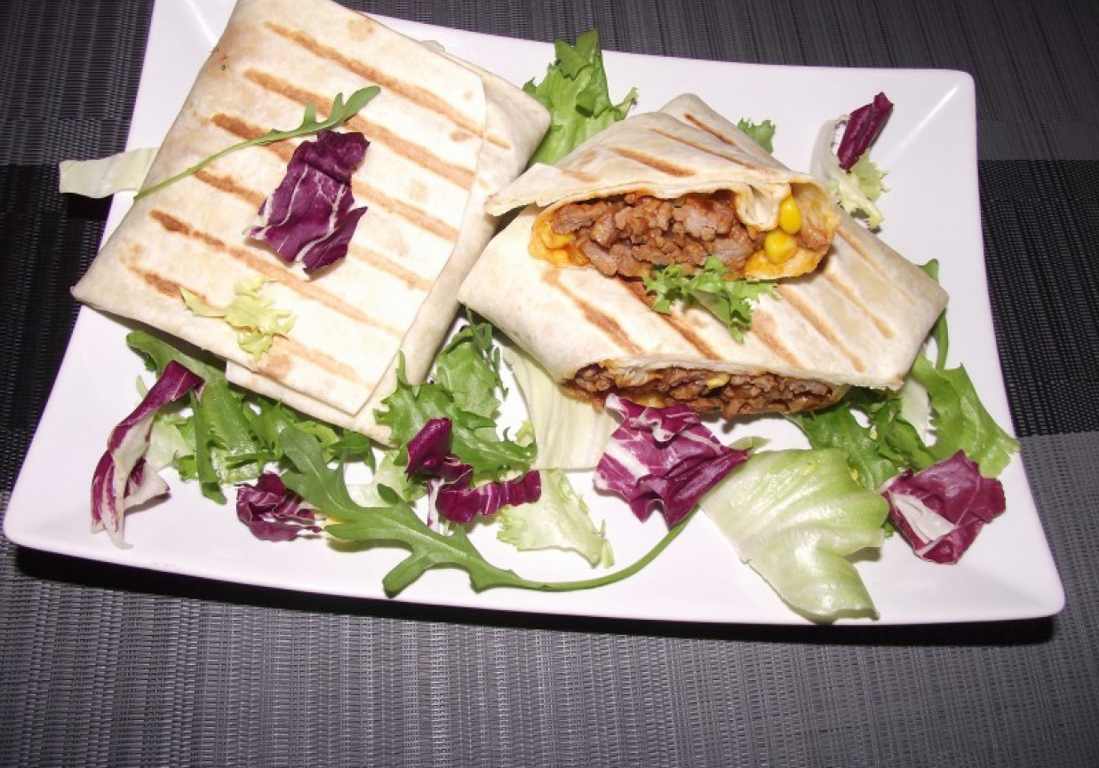 Pikantne burrito z mięsem i warzywami foto