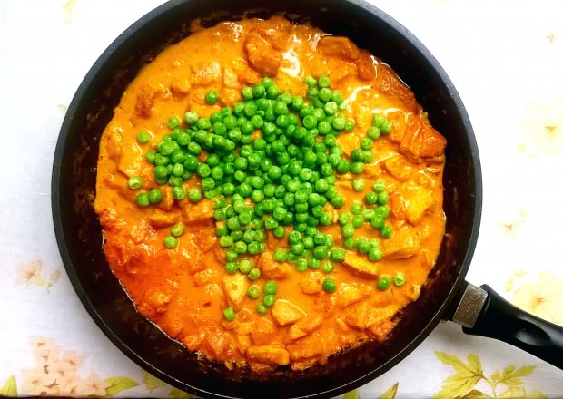 Fotografia przedstawiająca pikantne curry z kurczakiem i groszkiem
