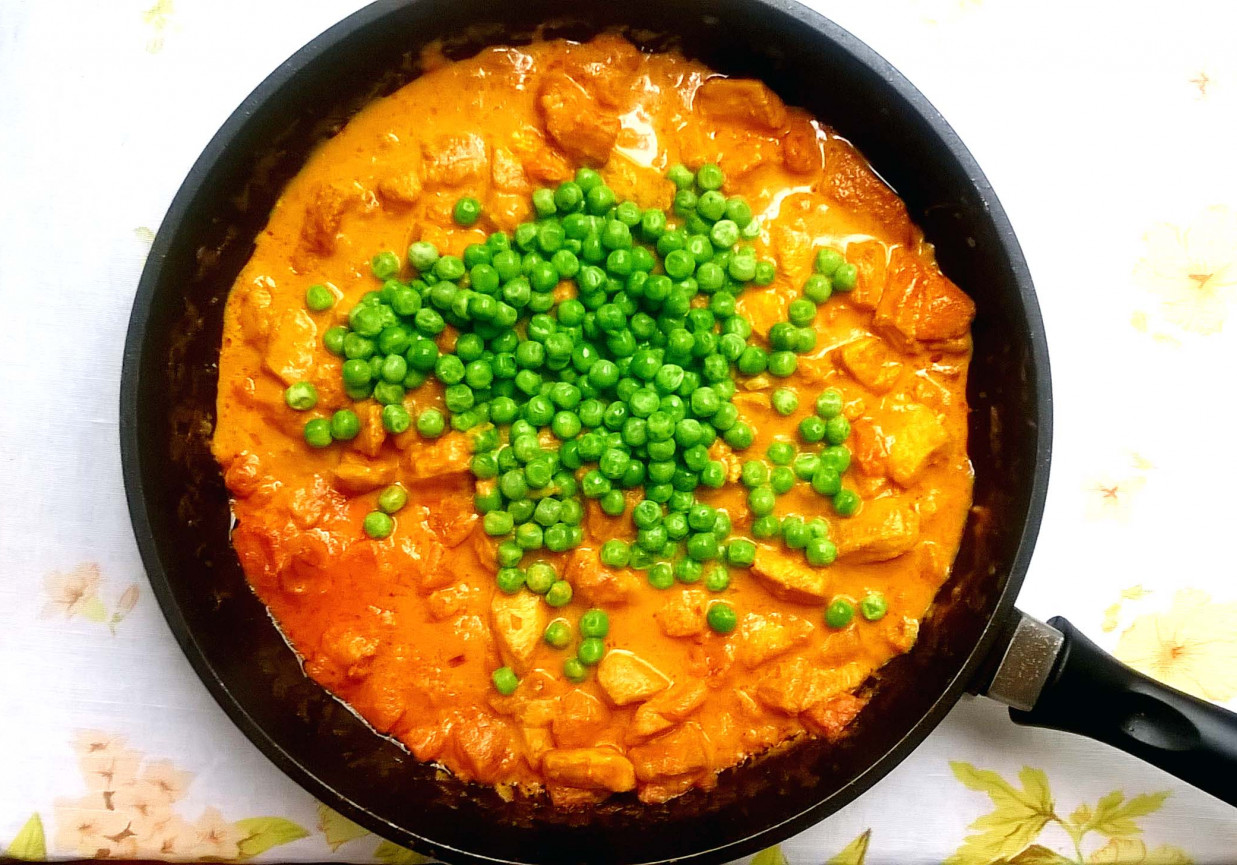 pikantne curry z kurczakiem i groszkiem foto