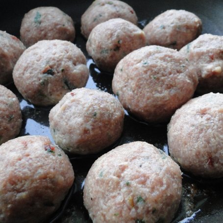 Krok 4 - Pikantne kotleciki wieprzowe w sosie pomidorowo - paprykowym foto