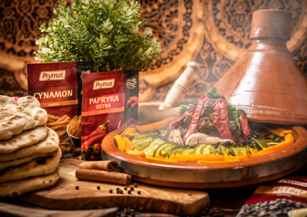 Fotografia przedstawiająca Pikantne marokańskie wspomnienie z wołowiną, duszonymi warzywami i szczyptą cynamonu