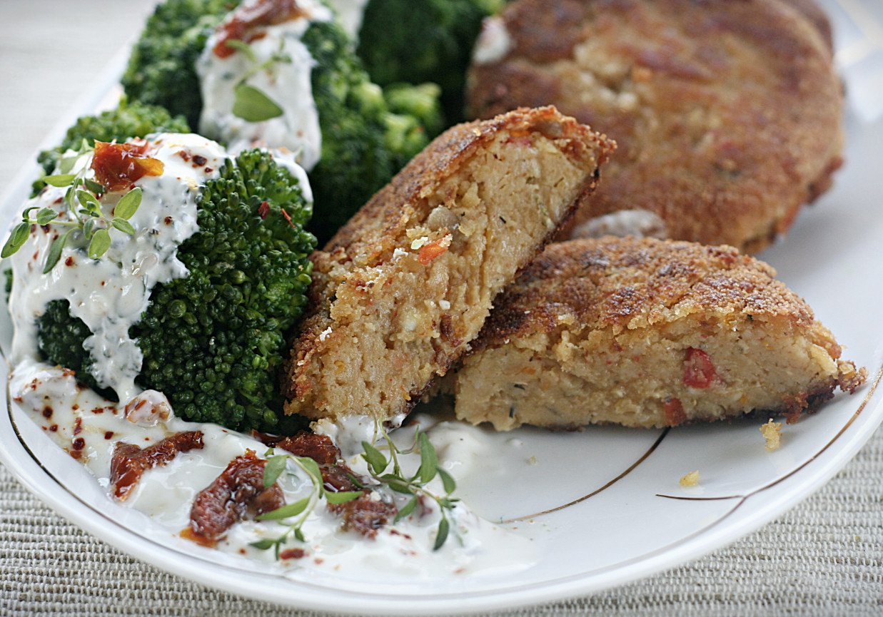 Pikantne medaliony z czerwonej soczewicy i twarogu foto