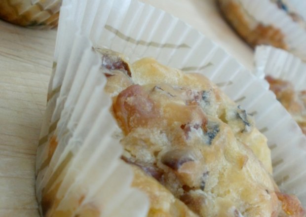 Fotografia przedstawiająca Pikantne muffinki z niespodzianką