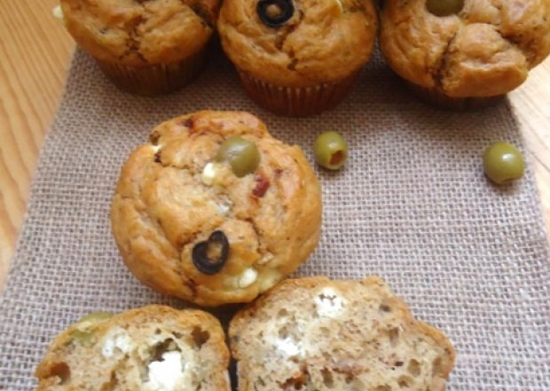 Fotografia przedstawiająca Pikantne muffiny z oliwkami i fetą