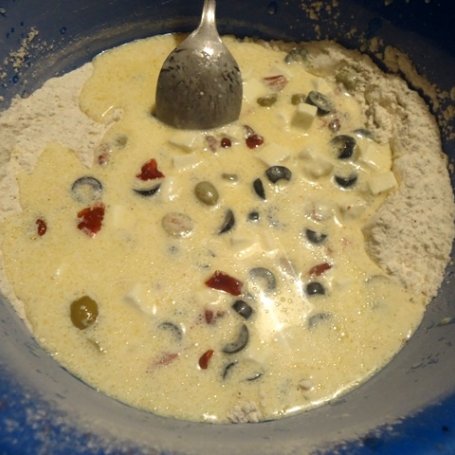 Krok 2 - Pikantne muffiny z oliwkami i fetą foto