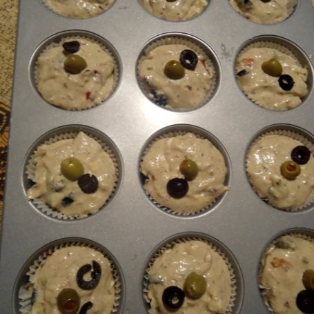 Krok 3 - Pikantne muffiny z oliwkami i fetą foto