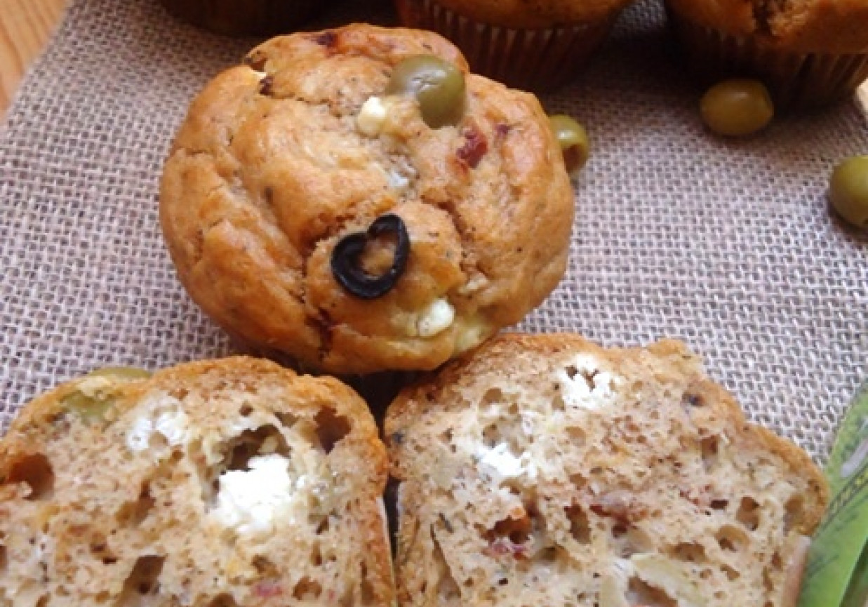 Pikantne muffiny z oliwkami i fetą foto