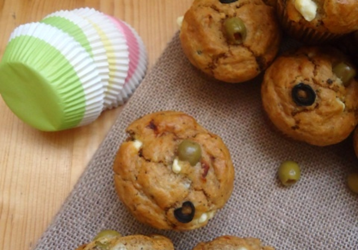 Pikantne muffiny z oliwkami i fetą foto