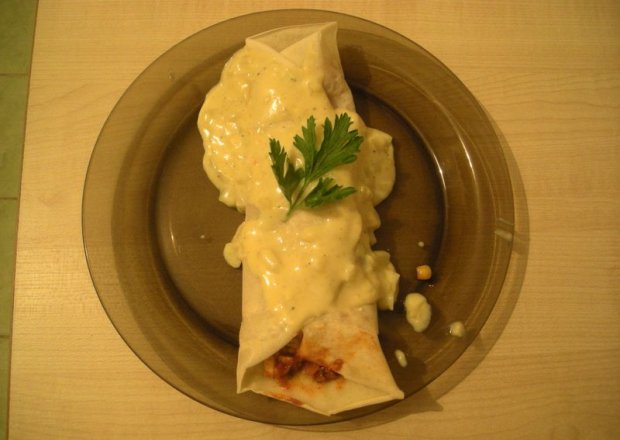 Fotografia przedstawiająca Pikantne naleśniki z sosem serowo-cebulowym