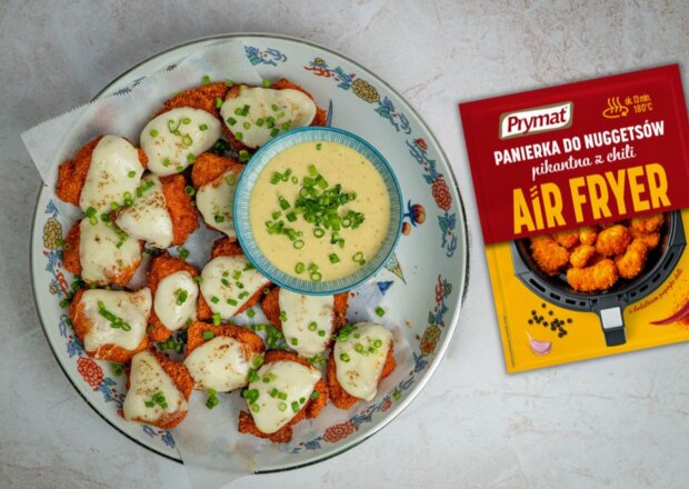 Fotografia przedstawiająca Pikantne nuggetsy z kurczaka zapieczone pod serem