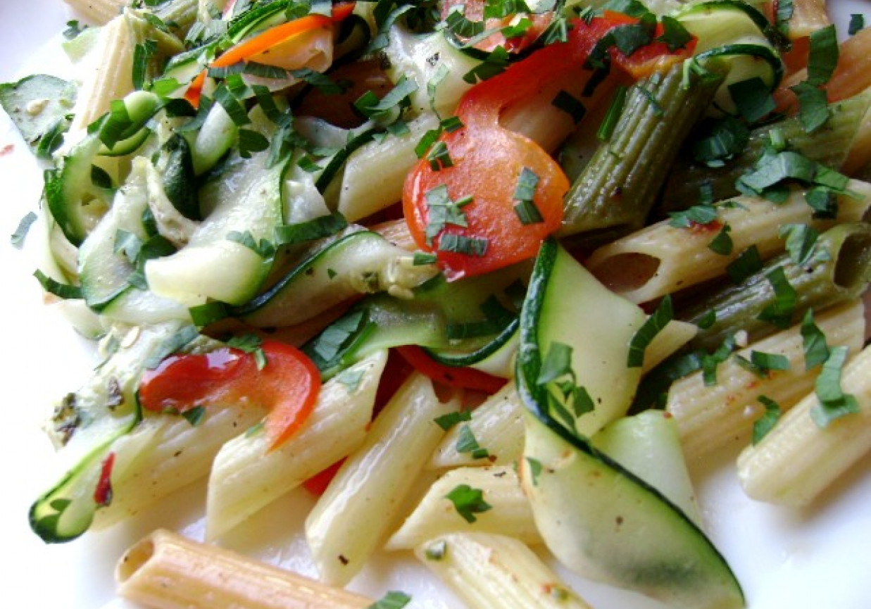 Pikantne penne z cukinią i papryką foto