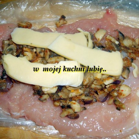 Krok 3 - pikantne roladki z piersi z pieczarkami i serem... foto