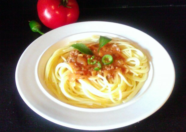 Fotografia przedstawiająca Pikantne spaghetti bolognese z chilli