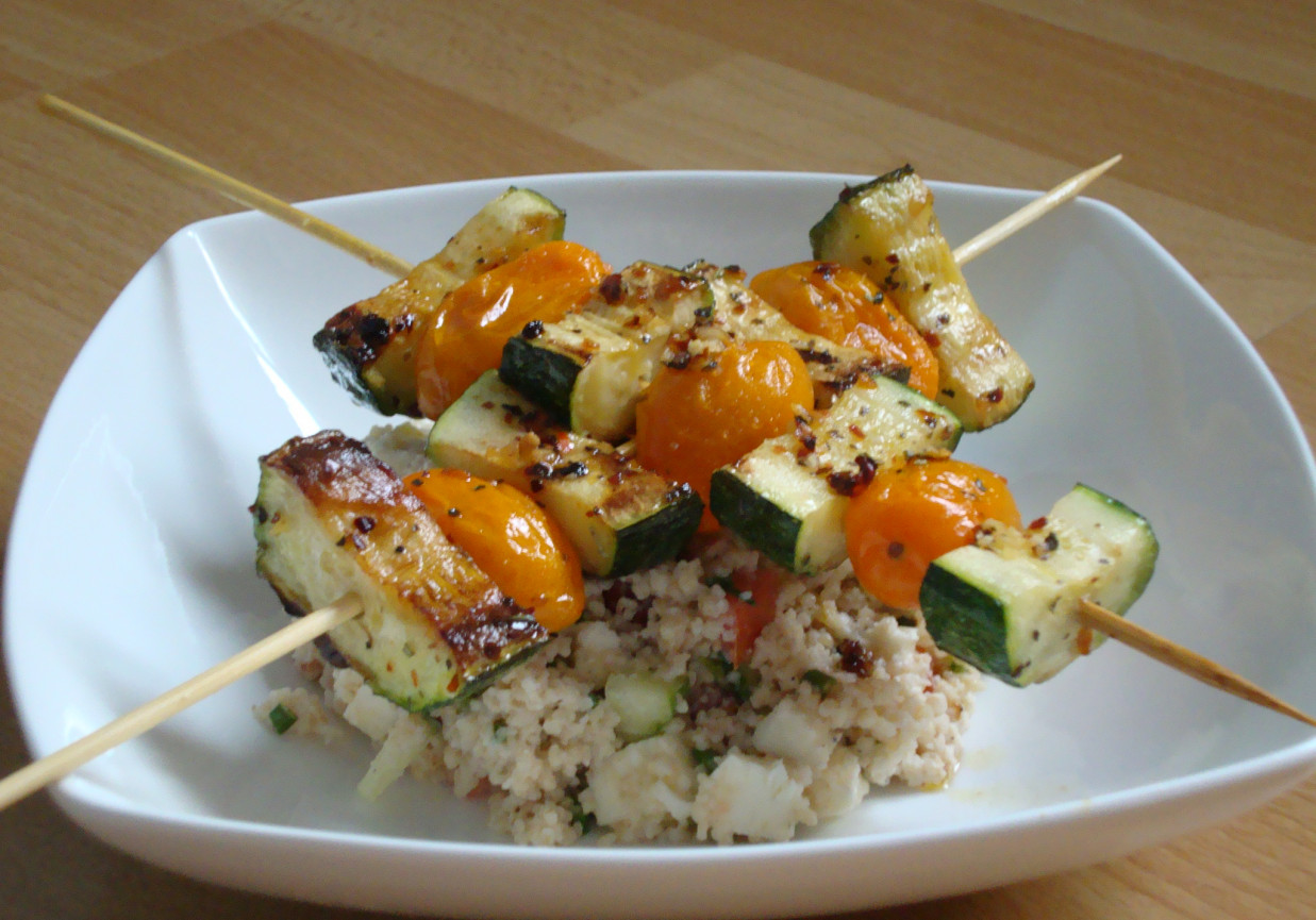 Pikantne szaszłyki na sałatce foto