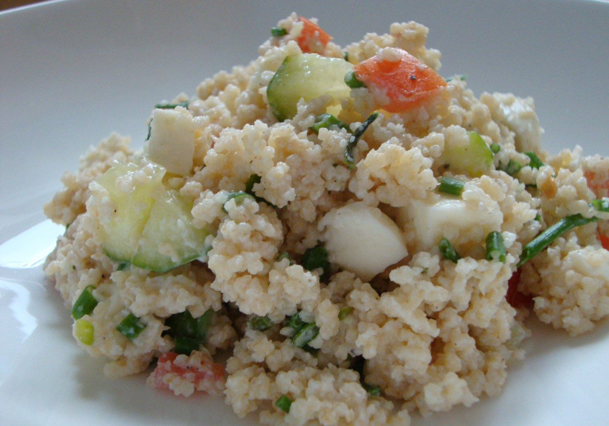 Pikantne szaszłyki na sałatce foto