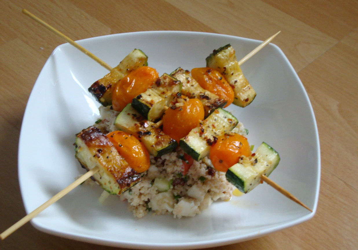 Pikantne szaszłyki na sałatce foto