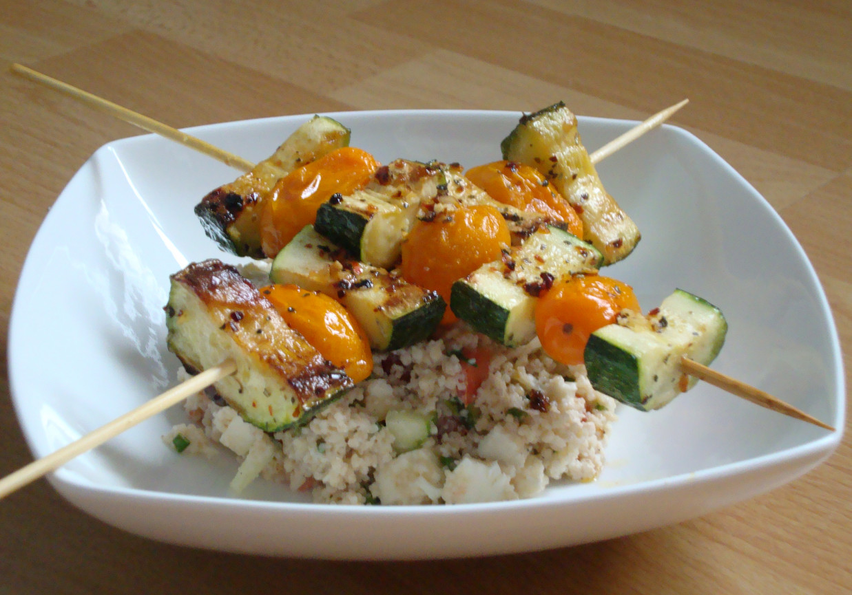 Pikantne szaszłyki na sałatce foto