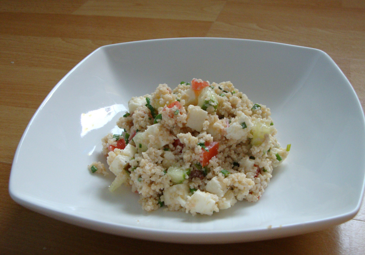 Pikantne szaszłyki na sałatce foto